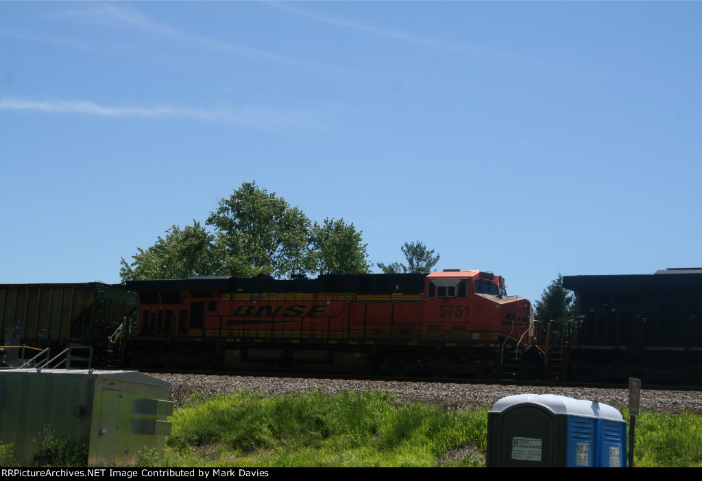 BNSF 5751